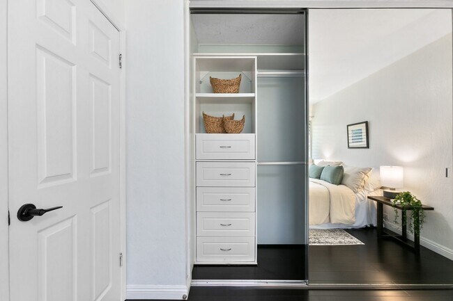 Building Photo - Kahala Tropic Gardens 2 bed 1.5 bath Fully Remodeled Condo