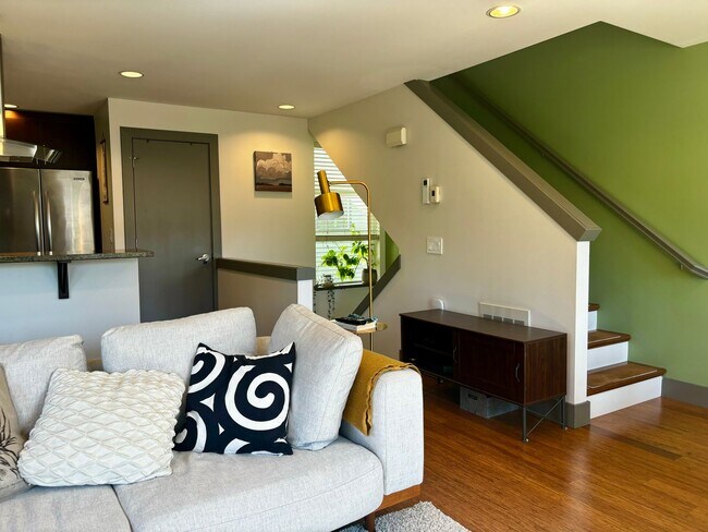 Building Photo - Amazing Phinney Ridge/Greenlake Home