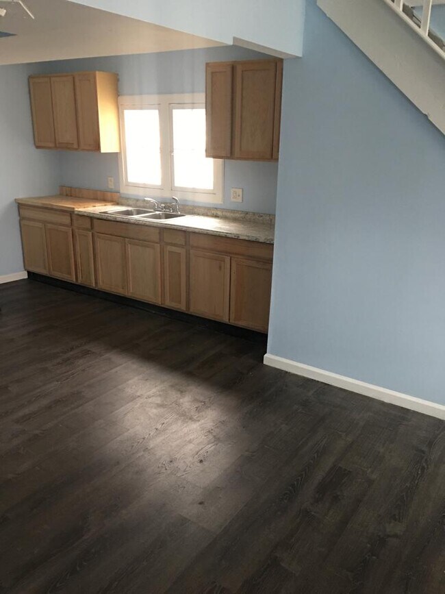 Building Photo - 295 E 238th St