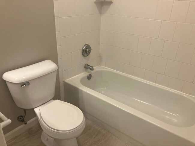 Building Photo - 2 Bedroom / 2.5 Bathroom @ Brighton Bay