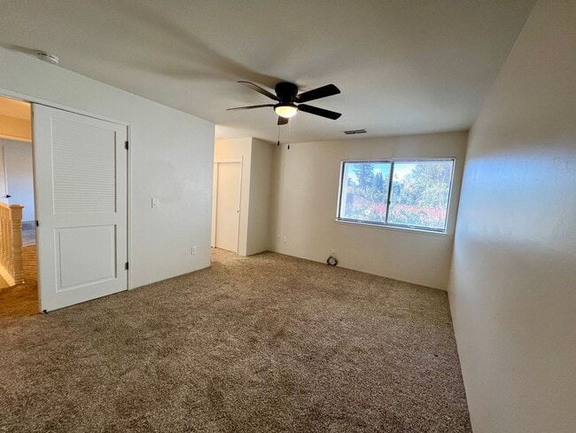 Building Photo - Great Townhome in the Pocket area close to everything!