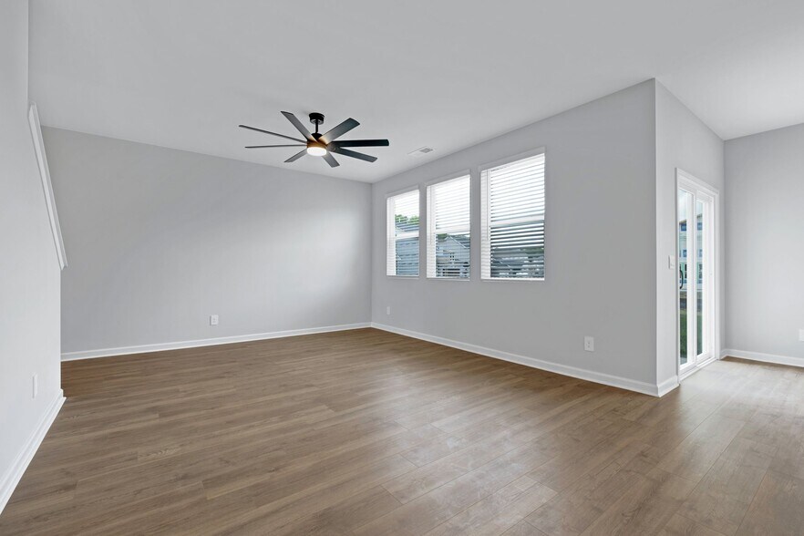 Plenty of space for your furniture. New fan added. - 901 Brooklyn Crossing Rd