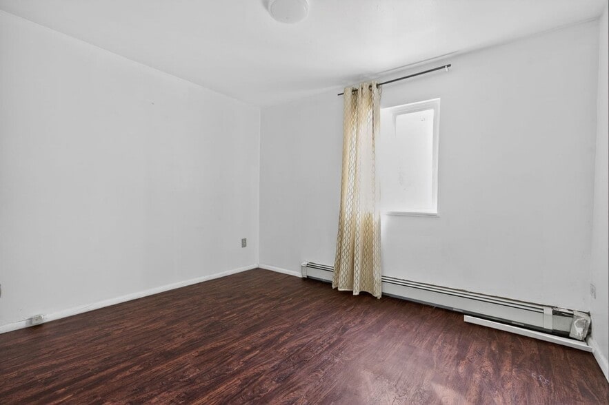 Building Photo - 1102 E 233rd St