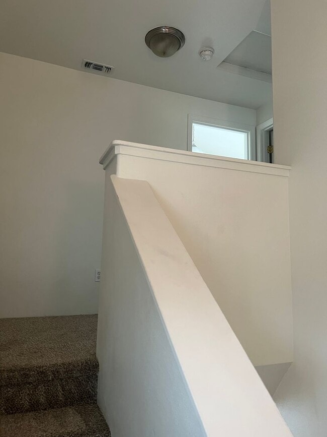 Building Photo - Lovely 3 bedroom, 2.5 bath home with laundry, near schools