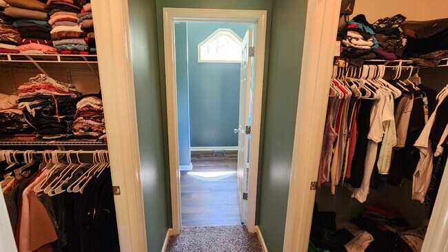 Building Photo - Convenient to west gate of Ft Moore