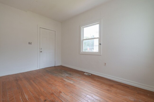 Building Photo - MOVE IN READY 4 Bedroom in Suffolk!