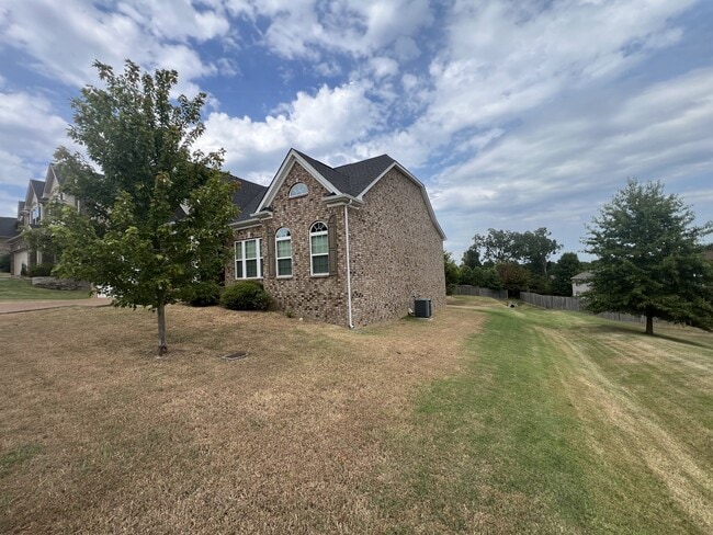 Building Photo - 447 Warren Hill Dr