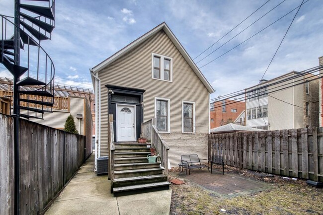 Building Photo - 3 bedroom in Chicago IL 60657