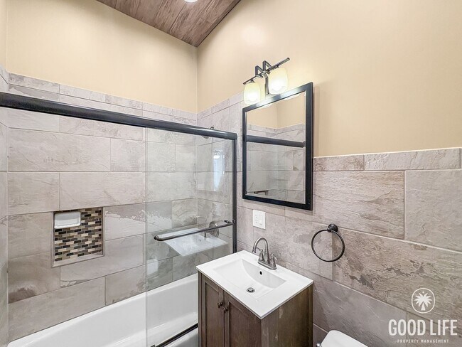 Building Photo - Newly remodeled 4bed/2bath home w/upgrades!