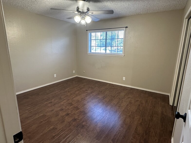 Building Photo - 2631 Sunset Dr