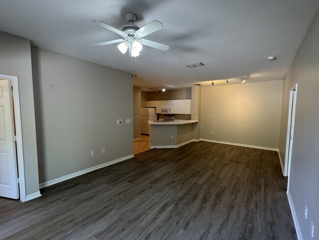 Building Photo - 605 Fairway Dr