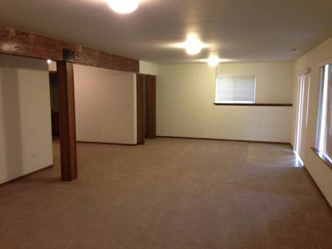 Building Photo - RENT SPECIAL! $1,000 OFF FIRST MONTH'S RENT!