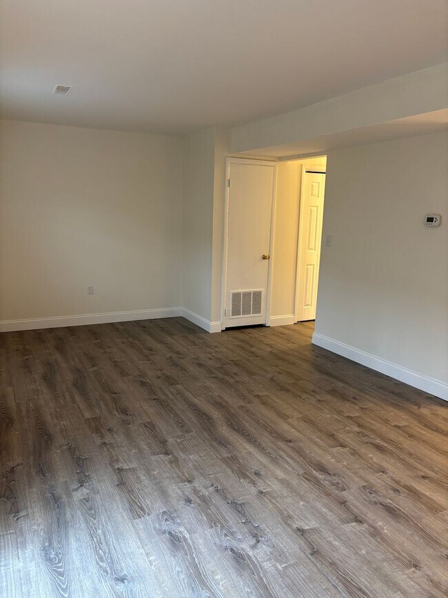 Building Photo - Pristine & Move-In Ready Townhome in Olde Forge!