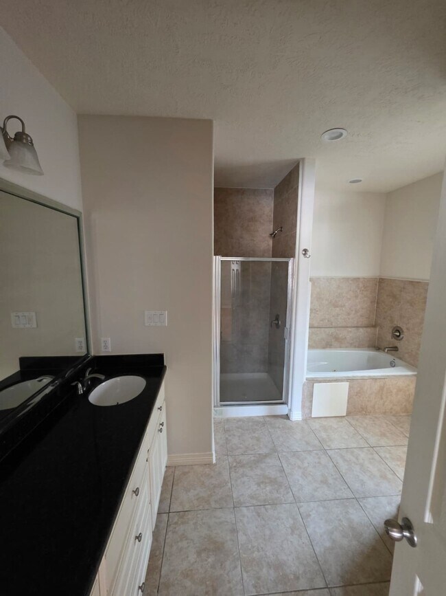 Building Photo - 16020 Fountainview Dr