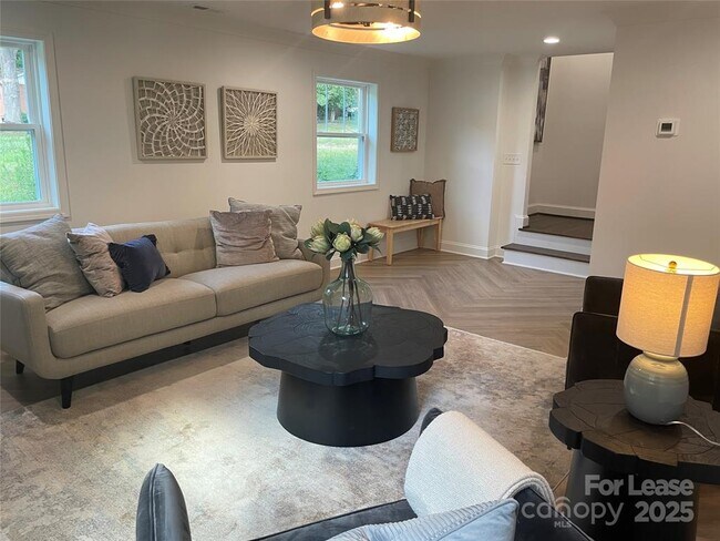 Building Photo - 5840 Charing Pl