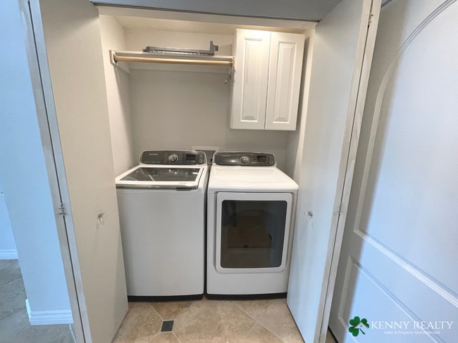 Building Photo - Large Five Bedroom, Three Bathroom with In...