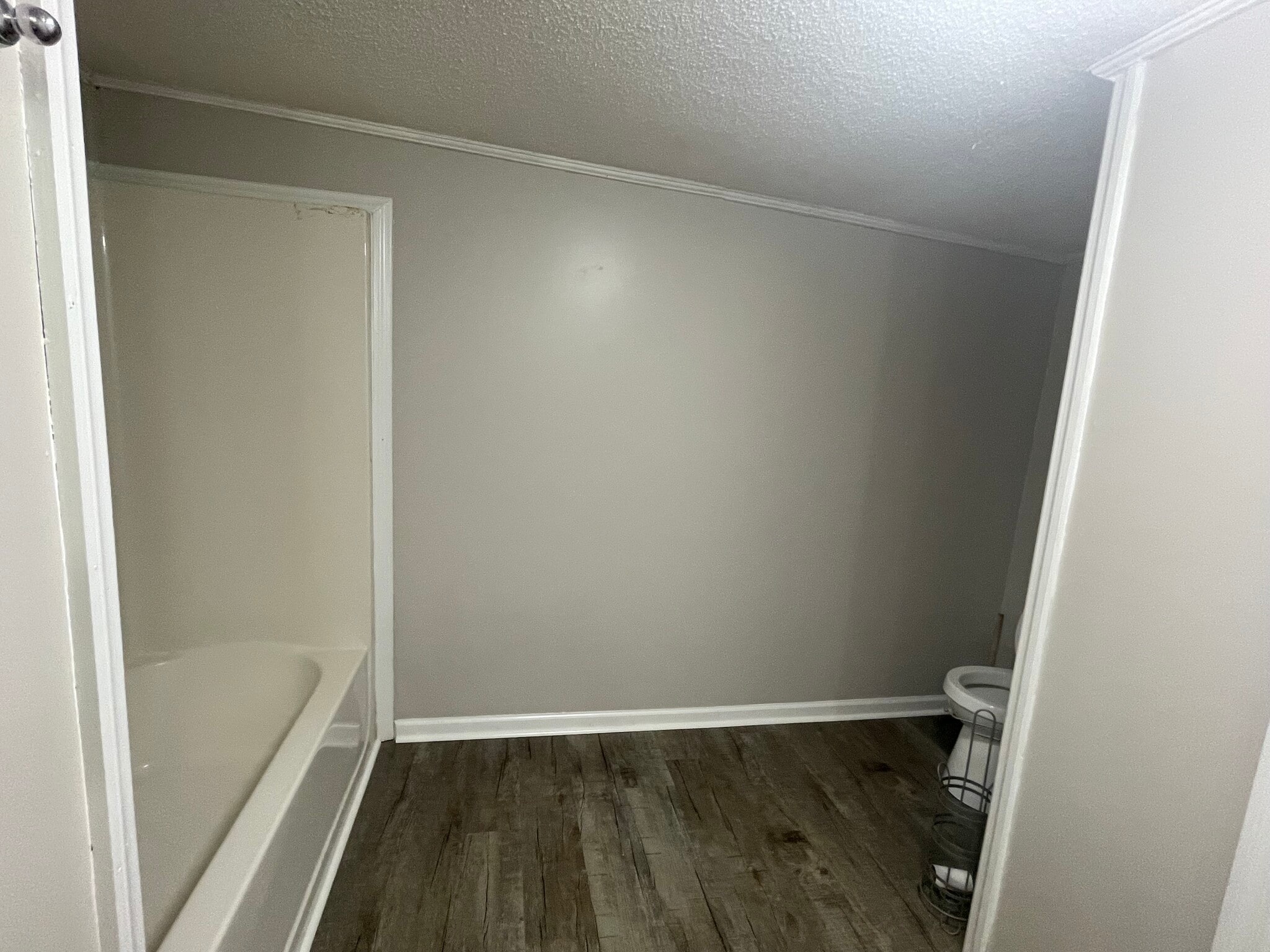 Building Photo - 102 W Cedar St