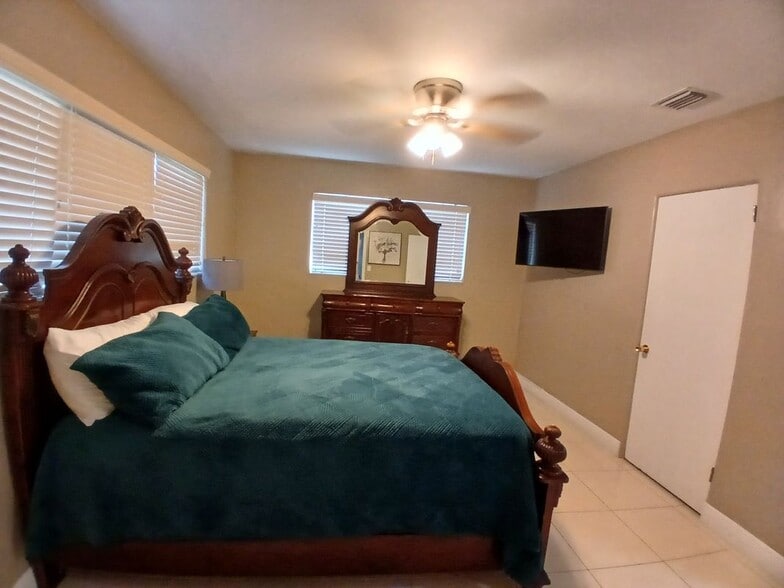 Building Photo - 19731 NW 4th Ave