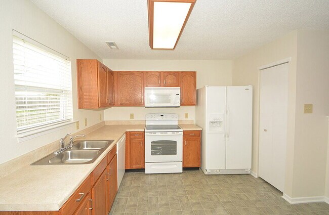 Building Photo - 8561 Bluff Point Dr