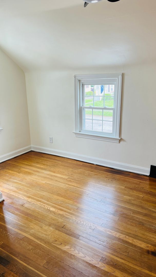 Building Photo - Large 3 bedroom Single Family Home