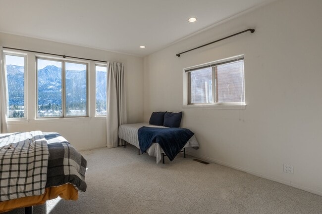 Building Photo - Mountain View Haven