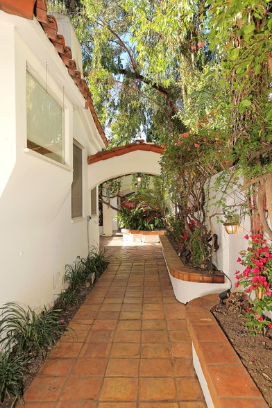 Building Photo - 344 S La Peer Dr