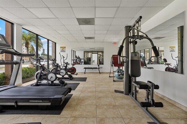 Building Photo - 9340 Fontainebleau Blvd