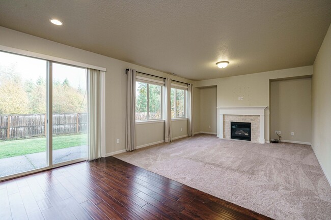 Building Photo - March Move In Special $500 Off Move In Fee...