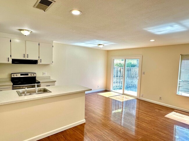 Building Photo - $2,800 / 2 BR - GORGEOUS TOWNHOUSE IN IRVINGTON-CENTRAL FREMONT