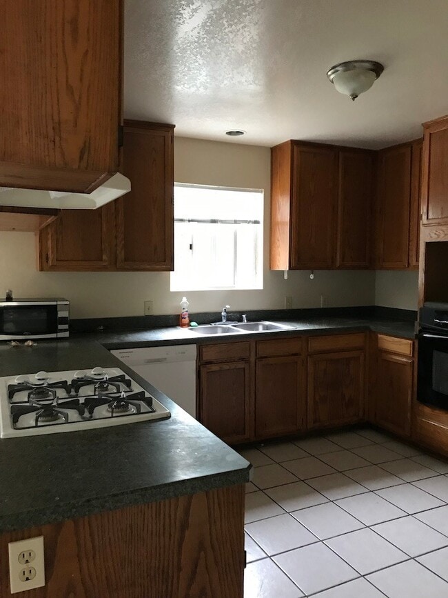 Building Photo - 850 Camino Lindo