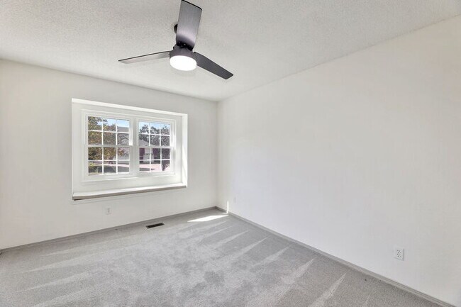 Building Photo - 1230 S Ridgehurst Cir