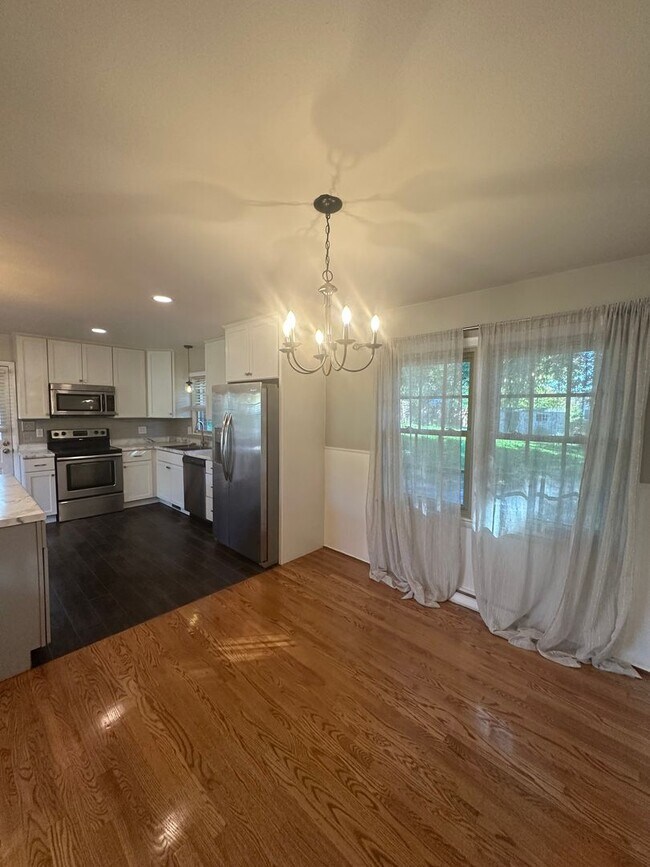 Building Photo - 3 bedrooms 2 baths, Split Level in the loc...