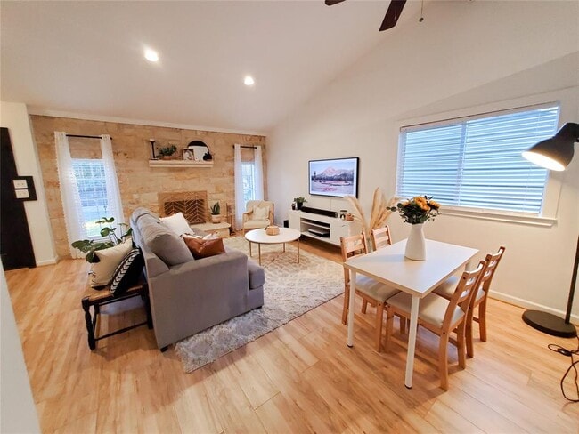 Building Photo - 924 Acorn Oaks Dr