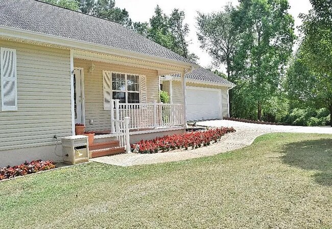 Building Photo - Spacious 3-Bedroom Home with Huge Daylight...