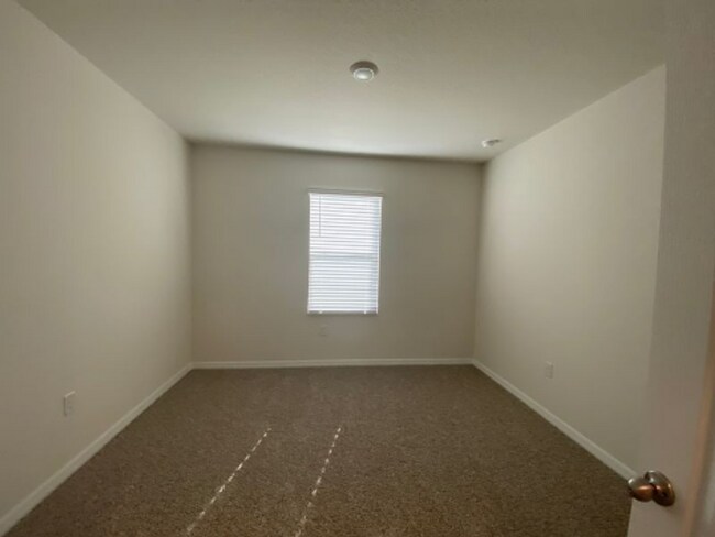 Building Photo - 4 Bedroom 2 Bath home in Oak Leaf Preserve...