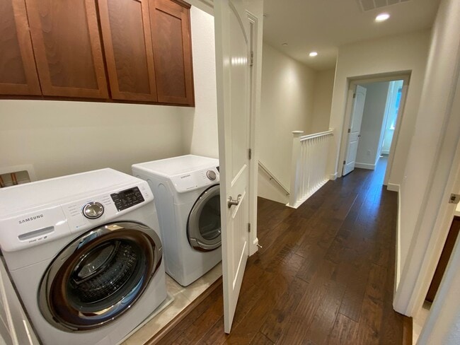 Building Photo - SUNNYVALE - executive townhome with amazin...