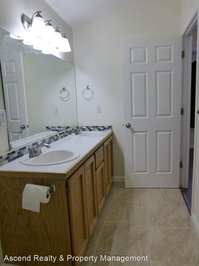 Building Photo - 4 br, 2.5 bath House - 18860 SW Christophe...