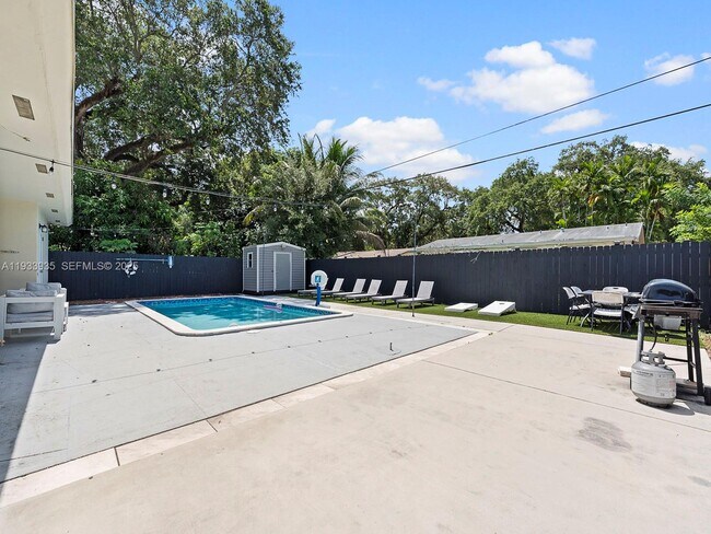 Building Photo - 560 NE 161st St