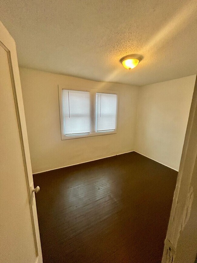 Building Photo - 2922-2924 Ruckle Street