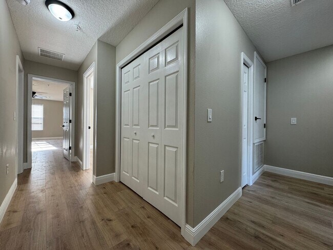 Building Photo - Fully Renovated Townhome | Modern Quartz K...