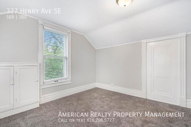 Building Photo - 327 Henry Ave SE