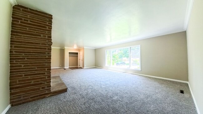 Building Photo - Spacious 3 Bedroom 1.5 Bath Home- Located ...