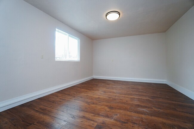 Building Photo - 2105 S Euclid Ln