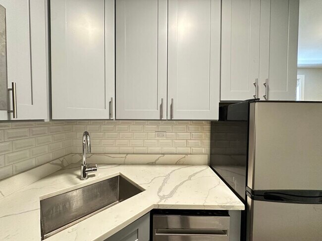 Building Photo - 508 W Belmont