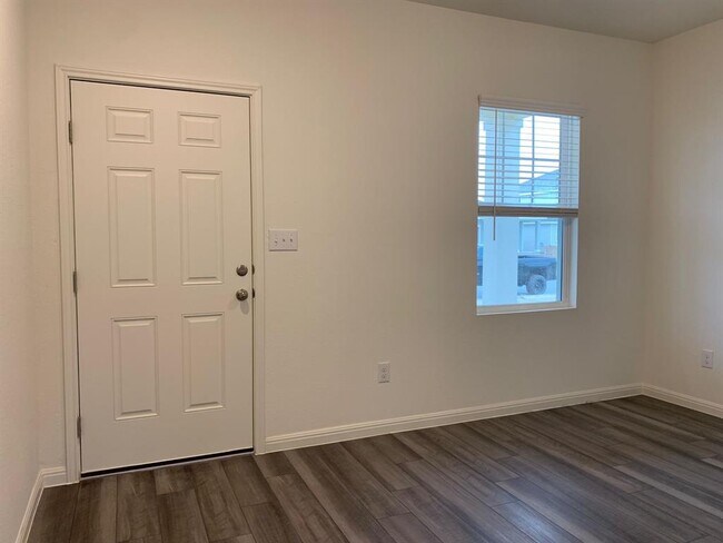 Building Photo - 319 Robins Nest Ln