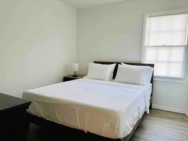 Building Photo - 214 Bedford Dr