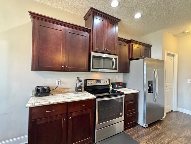 Building Photo - MOVE-IN READY [PET FRIENDLY]
