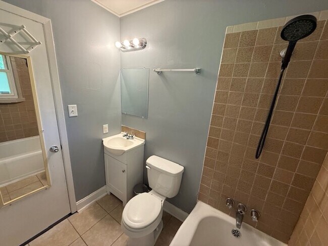 Building Photo - Cozy Home with Character
