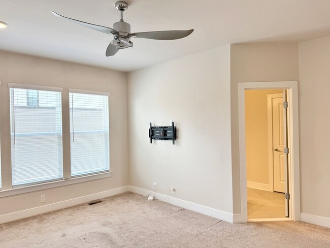 Building Photo - POTOMAC SHORES - BEAUTIFUL VIEWS! (interne...