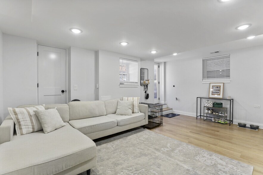 Building Photo - 520 N Ada St